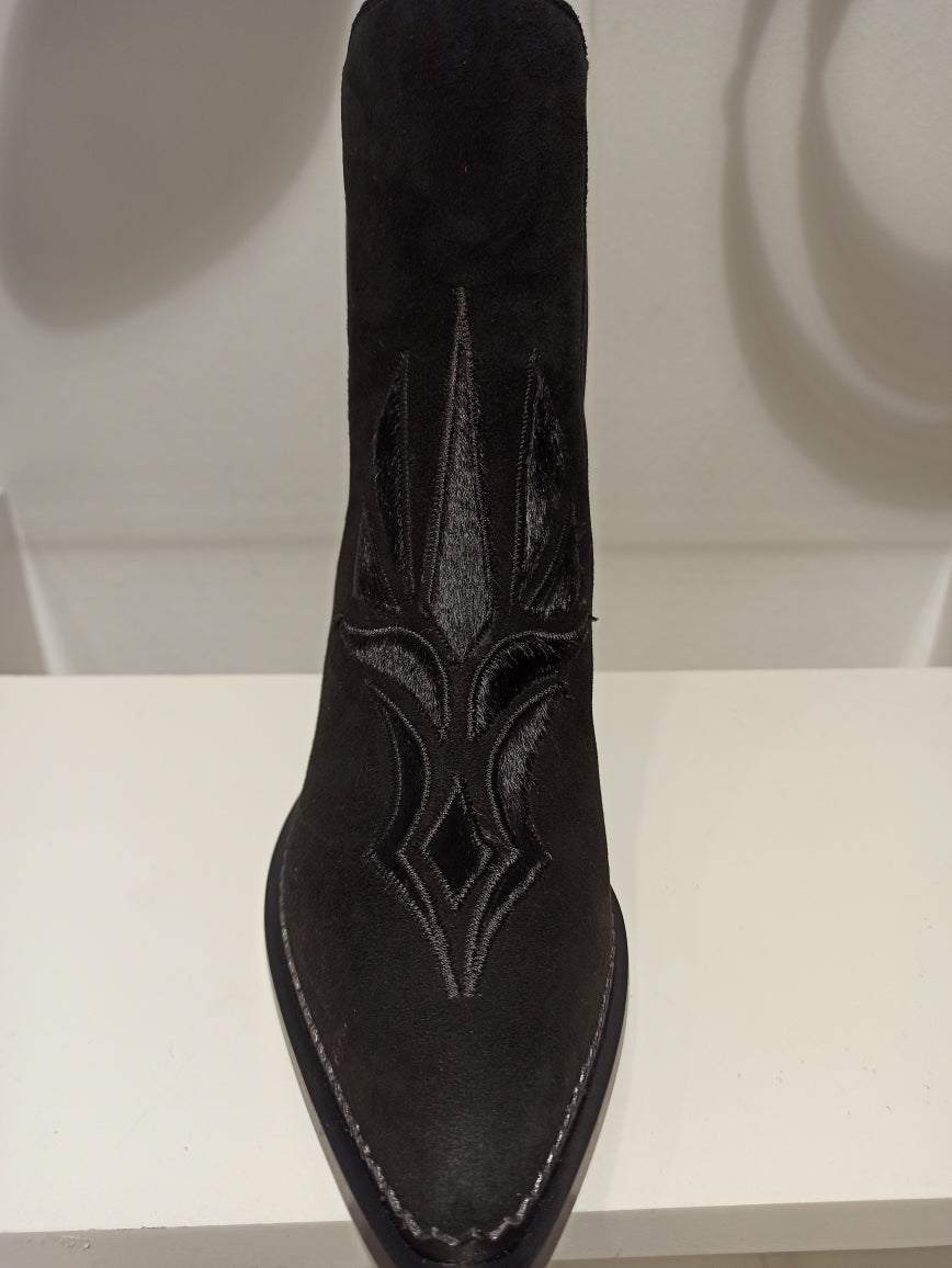 Découvrez cette santiag Sartore d'exception, où le daim noir se pare d'un délicat travail de broderie en pony noir ton sur ton. Chaque détail révèle le savoir-faire artisanal de la maison, transformant cette botte en véritable merveille. Le contraste subtil entre les textures crée une élégance intemporelle, parfaite pour affirmer votre style avec raffinement. Une pièce d'exception qui mérite une place de choix dans votre garde-robe.