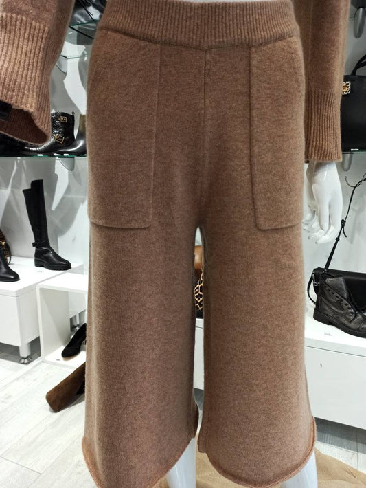 Découvrez la jupe culotte en cashmere de notshy, conçue pour celles qui recherchent à la fois confort et élégance. Cette pièce essentielle du dressing allie sophistication et praticité, offrant un look chic sans sacrifier le bien-être.