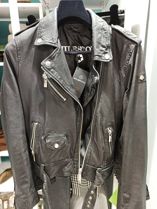 Découvrez le blouson perfecto cuir en agneau, un incontournable pour tous les amateurs de mode qui recherchent à la fois style et confort. Ce blouson élégant combine le chic urbain avec une touche de sophistication, parfait pour rehausser n'importe quelle tenue.