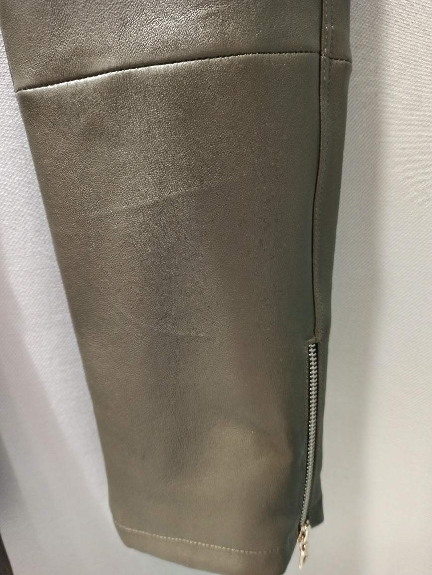 Leur composition unique comprend 100 % de cuir d'agneau à l'extérieur, tandis que la doublure est faite de 98 % de coton et de 2 % de lycra pour un confort ultime et une respirabilité toute la journée. Ce mélange offre un ajustement parfait et flexible, vous permettant de bouger librement.
Fermeture zippée pour un style moderne
Deux poches zippées pour une f