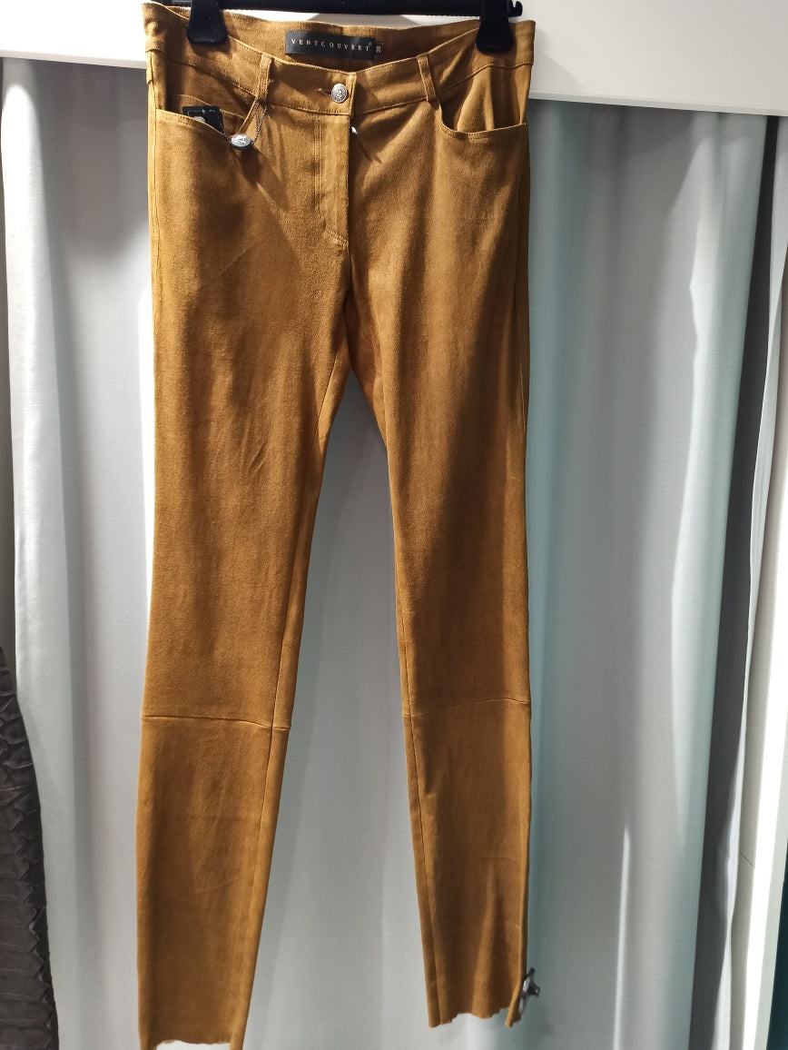 Jean cuir Ventcouvert couleur tabac à taille haute avec cinq poches, suspendu sur cintre.