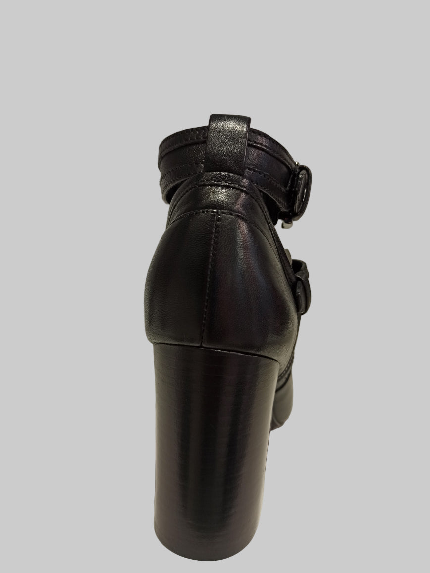 Découvrez les bottines noires Michael Kors, élégantes et modernes. Leur joli découpe délicate sur la maléole apporte une touche de sophistication, tandis que le talon carré assure stabilité et confort pour un port quotidien. Leur bout rond combine style et praticité, faisant de ces bottines un choix parfait pour sublimer toutes vos tenues.