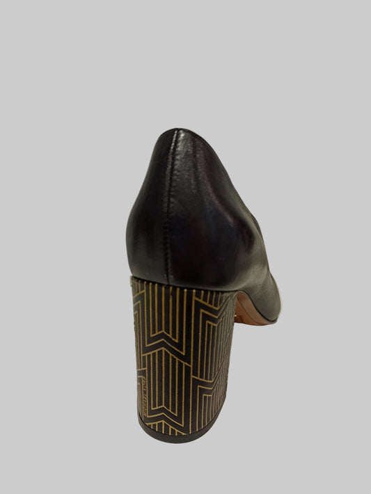 escarpin cuir noir talon carré travaillé intérieur doré