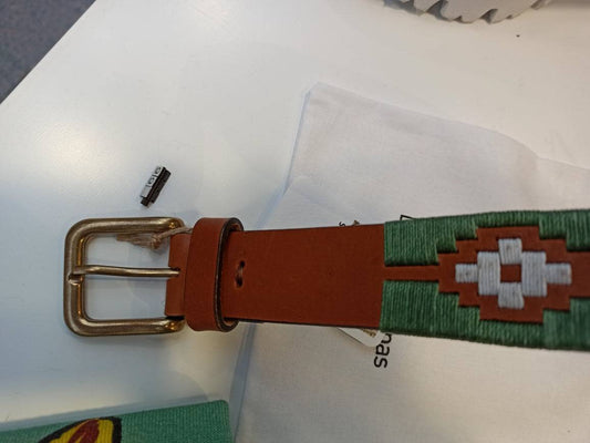 Découvrez notre ceinture en cuir argentine, un accessoire incontournable pour tous les amoureux de mode. Fabriquée à la main, cette ceinture allie artisanat traditionnel et style contemporain. Chaque pièce est unique, vous garantissant un produit d'exception qui rehaussera toutes vos tenues.