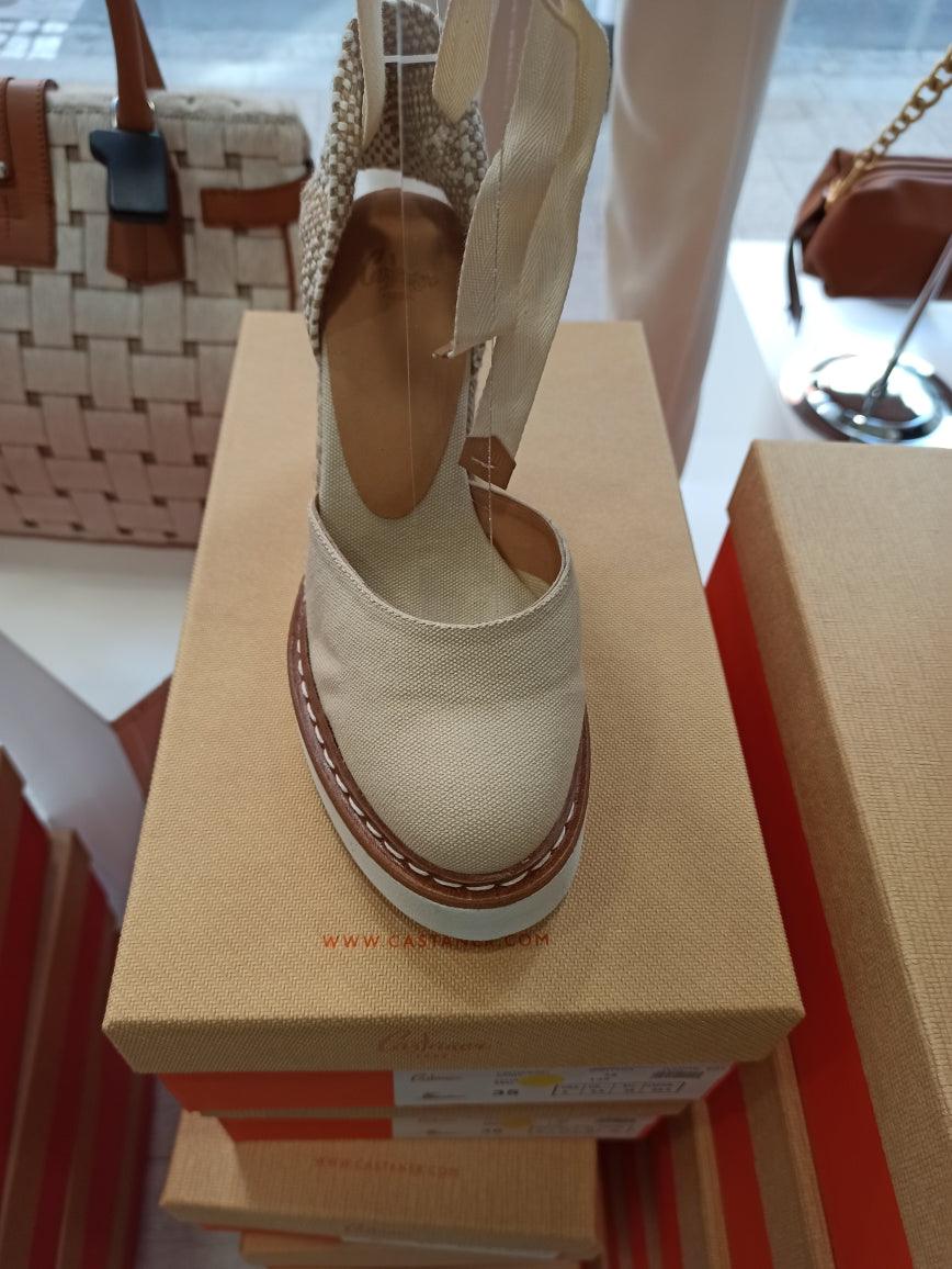 Confort ultime : La conception légère et la cambrure de 7 cm garantissent un soutien sans compromettre votre style.
Style polyvalent : Ces espadrilles se déclinent dans une couleur ivoire intemporelle qui s'adapte à toutes vos tenues estivale