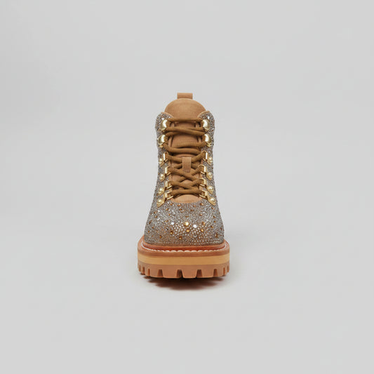 Fabriquées en cuir de haute qualité, les bottines strass camel sont conçues pour durer tout en offrant un style raffiné. Les détails scintillants en strass ajoutent une touche de glamour sans en faire trop, ce qui les rend idéales pour une sortie entre amis ou une soirée spéciale.
Ultra confort : Conçues avec une attention particulière à l'ergonomie, ces bot