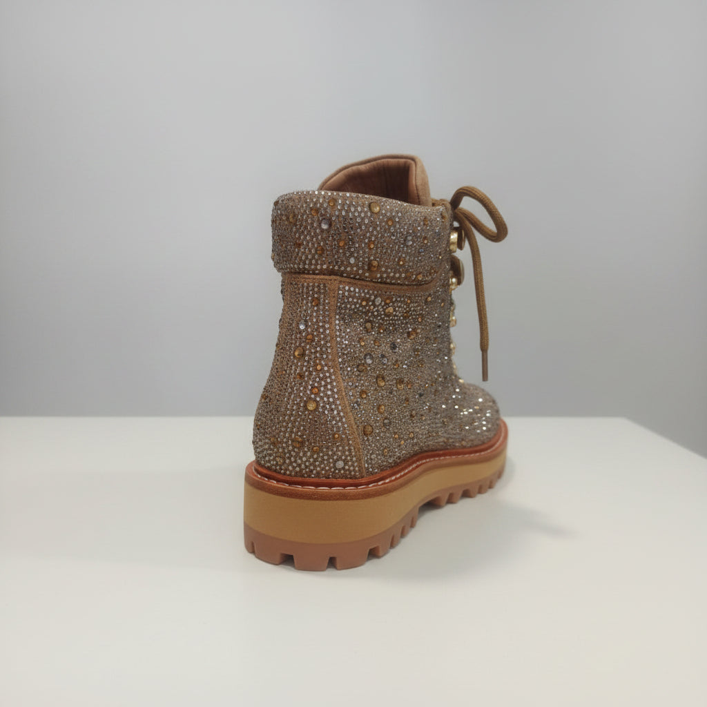 Fabriquées en cuir de haute qualité, les bottines strass camel sont conçues pour durer tout en offrant un style raffiné. Les détails scintillants en strass ajoutent une touche de glamour sans en faire trop, ce qui les rend idéales pour une sortie entre amis ou une soirée spéciale.
Ultra confort : Conçues avec une attention particulière à l'ergonomie, ces bot