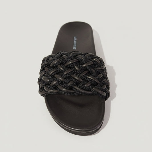 La coupe ergonomique de ces sandales assure un excellent maintien de la voûte plantaire. Vous pouvez marcher des heures sans ressentir de gêne. Grâce à leurs semelles ultra confortables, vos pieds seront choyés au quotidien.
Voici quelques caractéristiques qui font de ces sandales un must-have :
Confection en cuir haut de gamme, offrant durabilité et style.