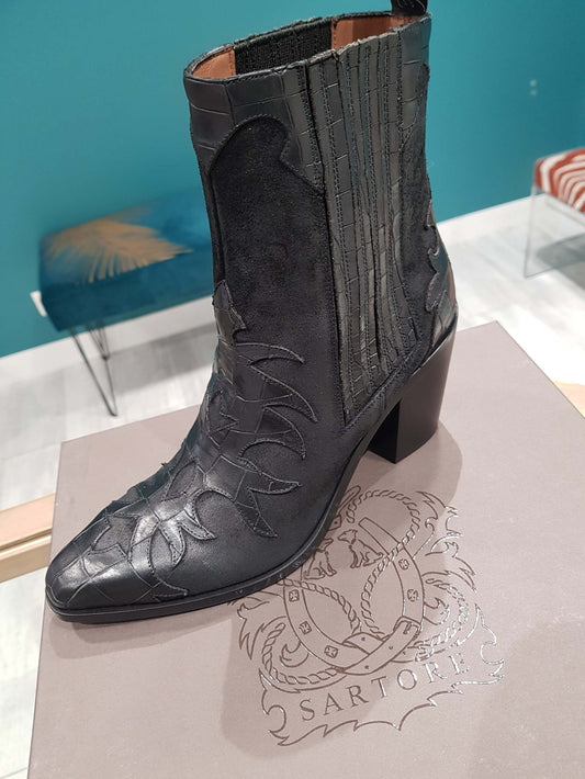 bottine sartore santiag noire en cuir crosta avec talon carré de 8 cm et tige élastiquée décor flamme ton sur ton croco