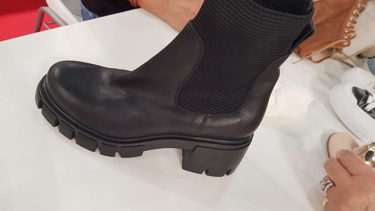 bottine motarde noire fru.it shoes avec semelle crantée et élastique à la cheville
