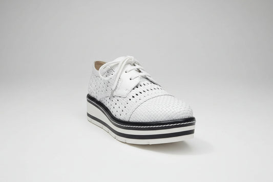 Découvrez les derbies en cuir tressé blanc de Pons Quintana, une paire qui allie élégance et confort au quotidien. Ces chaussures sont idéales pour apporter une touche sophistiquée à vos tenues tout en vous assurant un maintien optimal grâce à leur léger compensé.