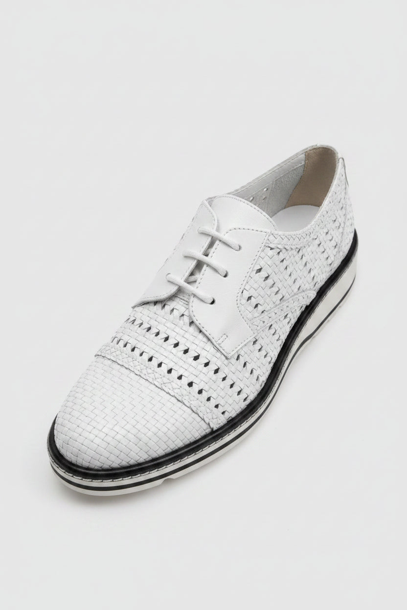Découvrez les derbies en cuir tressé blanc de Pons Quintana, une paire qui allie élégance et confort au quotidien. Ces chaussures sont idéales pour apporter une touche sophistiquée à vos tenues tout en vous assurant un maintien optimal grâce à leur léger compensé.