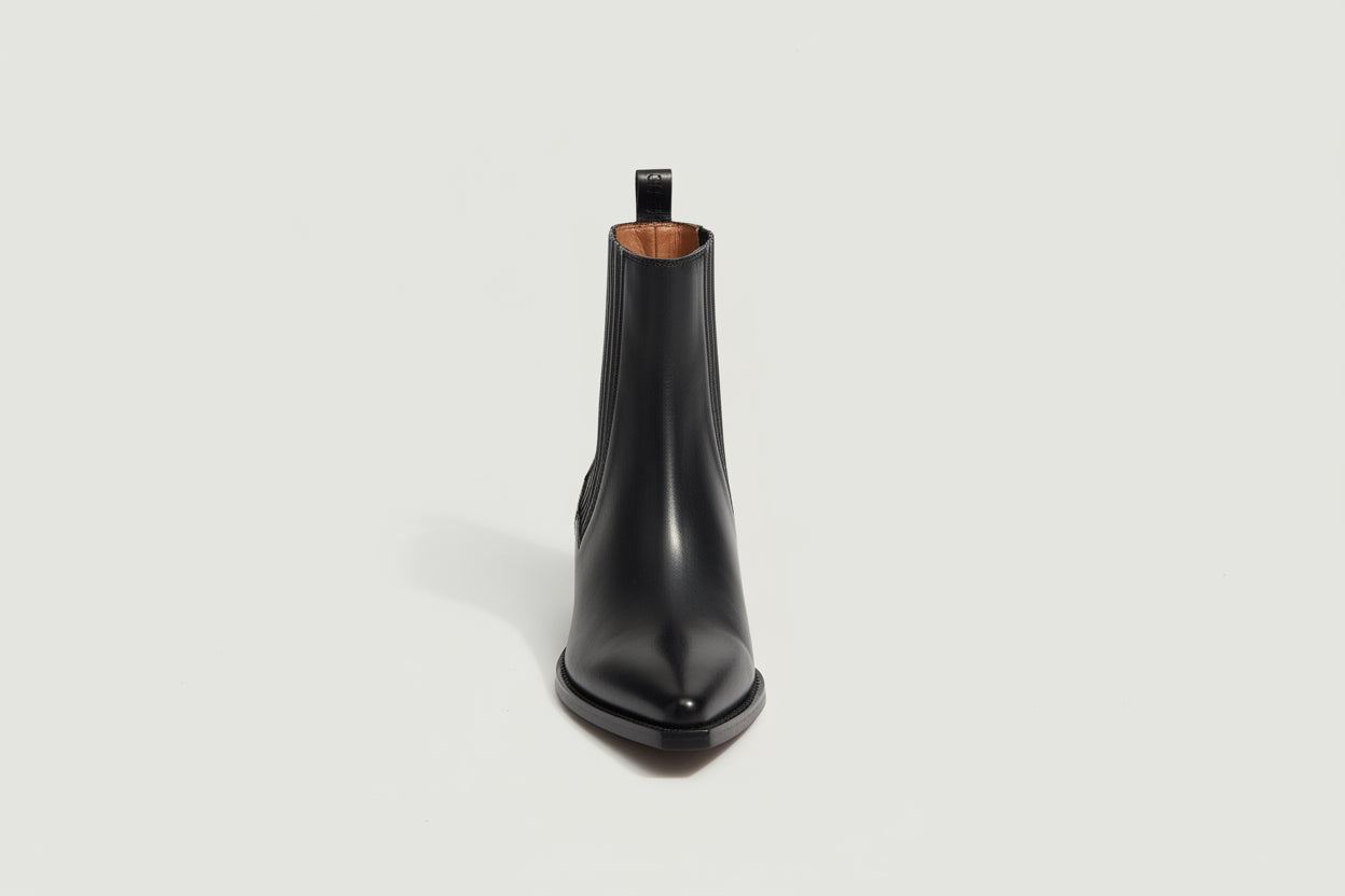 Découvrez cette santiag Sartore en bleu océan, une pièce incontournable pour les amoureuses de style western chic. Dotée d'un talon de 4 cm offrant confort et élégance, elle se distingue par son détail perle bleue qui ajoute une touche de sophistication. L'élastique intégré assure un ajustement parfait et une mise en place sans effort. Une véritable perle bleue à intégrer à votre garde-robe premium.
