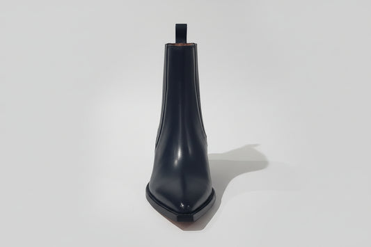 Découvrez cette santiag Sartore en bleu océan, une pièce incontournable pour les amoureuses de style western chic. Dotée d'un talon de 4 cm offrant confort et élégance, elle se distingue par son détail perle bleue qui ajoute une touche de sophistication. L'élastique intégré assure un ajustement parfait et une mise en place sans effort. Une véritable perle bleue à intégrer à votre garde-robe premium.