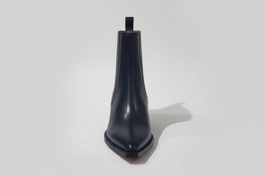 Découvrez cette santiag Sartore en bleu océan, une pièce incontournable pour les amoureuses de style western chic. Dotée d'un talon de 4 cm offrant confort et élégance, elle se distingue par son détail perle bleue qui ajoute une touche de sophistication. L'élastique intégré assure un ajustement parfait et une mise en place sans effort. Une véritable perle bleue à intégrer à votre garde-robe premium.