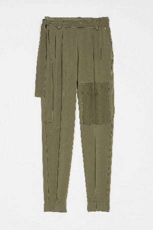Twinset pantalon baggy kaki avec ceinture intégrée et poches décoratives.