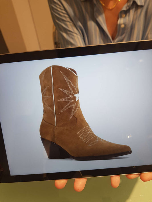 demi-bottes lola cruz en daim camel avec broderies écru style santiag