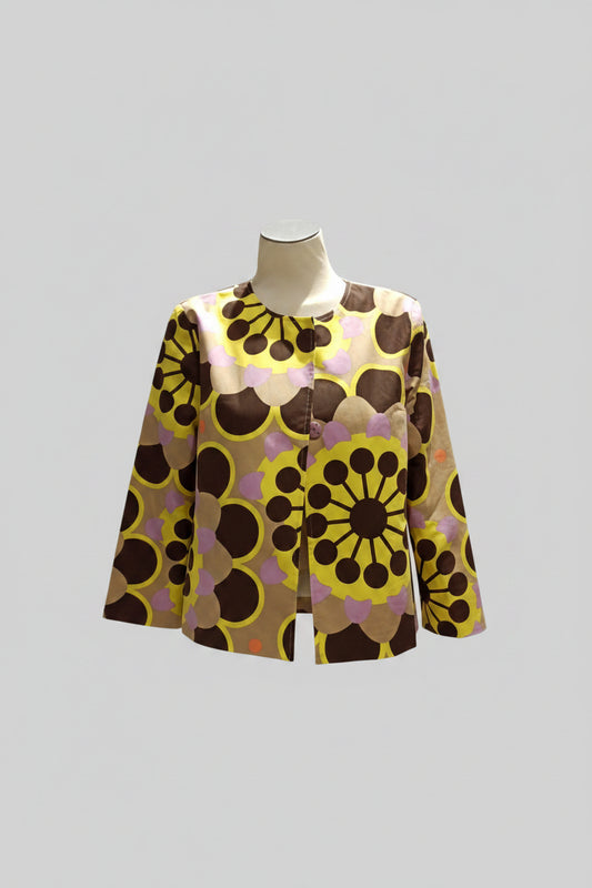 Conçue avec un soin particulier, cette veste présente un beau mélange de tons parme, jaune et chocolat. Son design raffiné avec un col tailleur doux apporte une vraie délicatesse à votre tenue.
Caractéristiques principales :
Fabriquée à 100 % en coton, offrant une sensation de douceur et de légèreté.
Double fermeture par pressions et bord à bord, garantissan