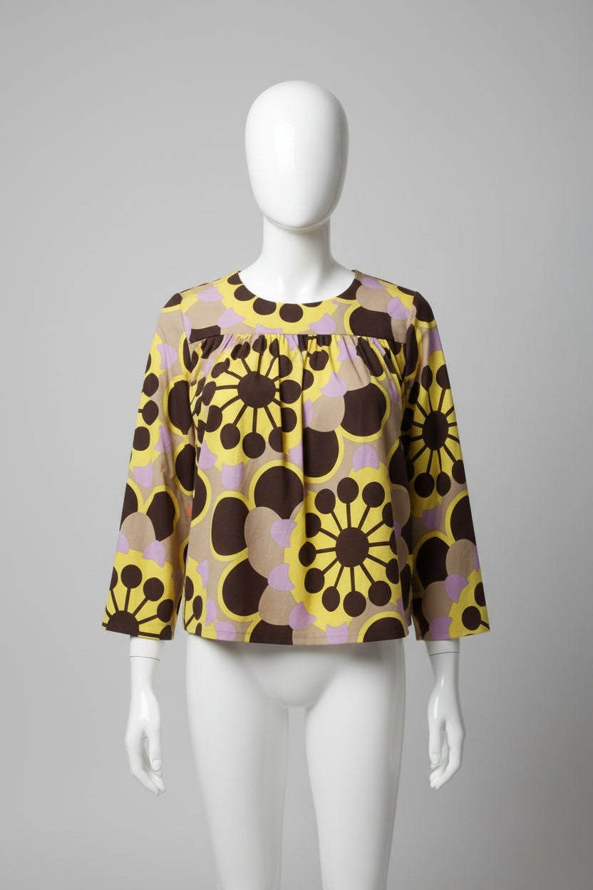 Conçue avec un soin particulier, cette veste présente un beau mélange de tons parme, jaune et chocolat. Son design raffiné avec un col tailleur doux apporte une vraie délicatesse à votre tenue.
Caractéristiques principales :
Fabriquée à 100 % en coton, offrant une sensation de douceur et de légèreté.
Double fermeture par pressions et bord à bord, garantissan
