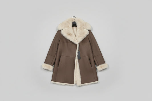Découvrez l'élégance intemporelle de ce manteau en mouton retourné aux poils longs, véritable pièce maîtresse de votre garde-robe hivernale. Confectionné en peau glacée chocolat, il conjugue luxe et confort avec son design réversible qui offre deux styles en un. La capuche généreuse et les poils longs créent une silhouette enveloppante et sophistiquée, parfaite pour les journées froides. Polyvalent et incontournable, ce manteau transforme chaque sortie en moment de prestige.