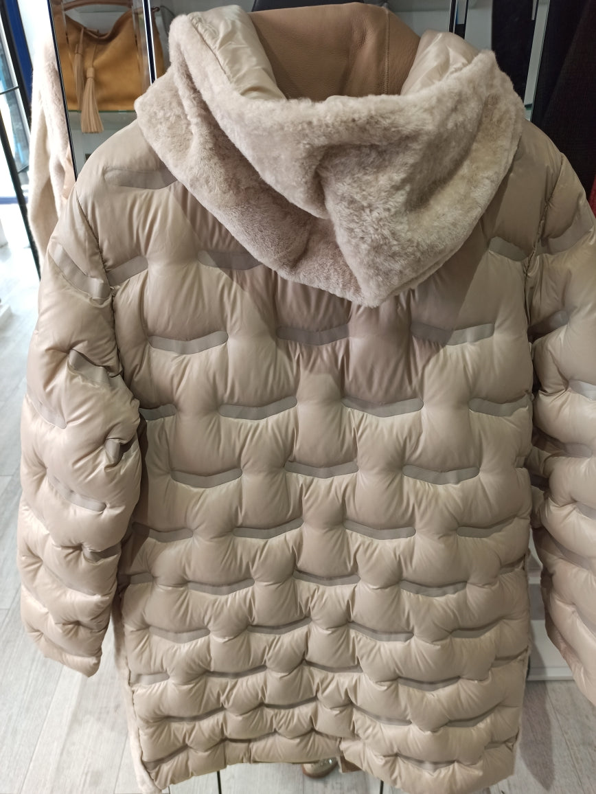 Doudoune Peau Lainée Écrue Matelassée, Parka À Capuche, Double Fermeture, 2 Poches – détail des deux poches de la doudoune peau lainée
