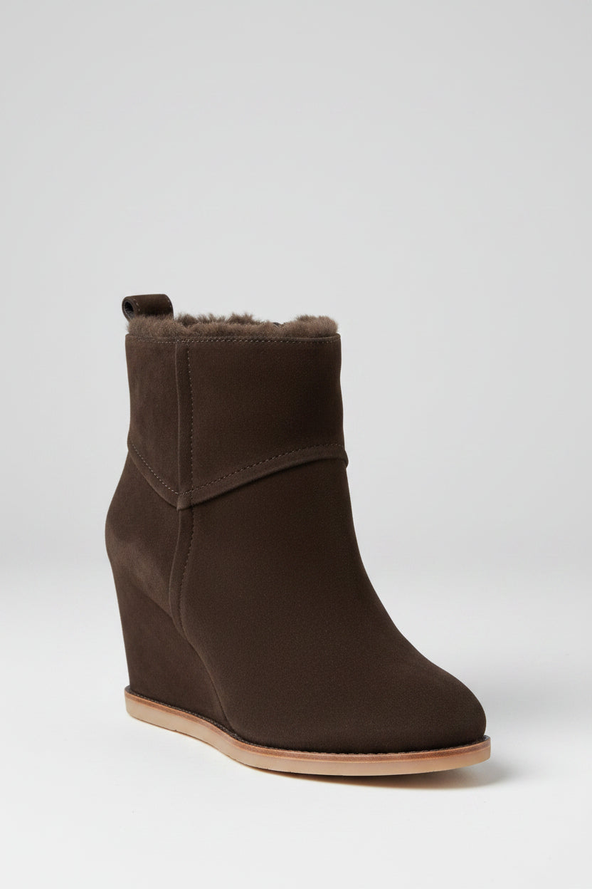 Fabriquées avec des matériaux de qualité, ces bottines fourrées en coloris chocolat vous garderont au chaud tout en restant tendance. L'intérieur fourré assure un confort optimal, ce qui les rend idéales pour les journées froides. Que ce soit pour une sortie décontractée ou une occasion spéciale, elles s'adaptent facilement à toutes vos tenues.