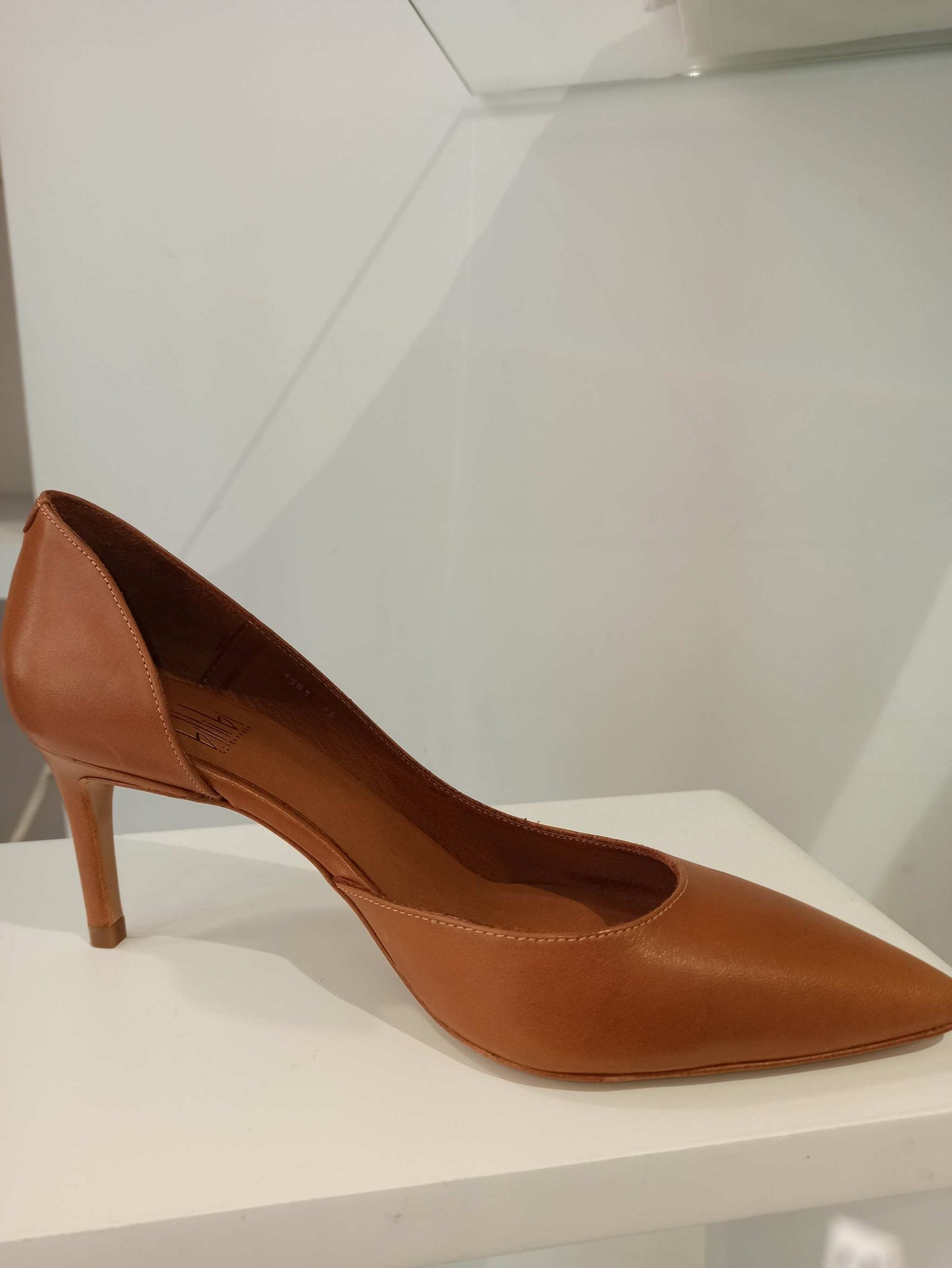 billibi escarpin camel talon 6 cm découpe élégante côté intérieur du pied