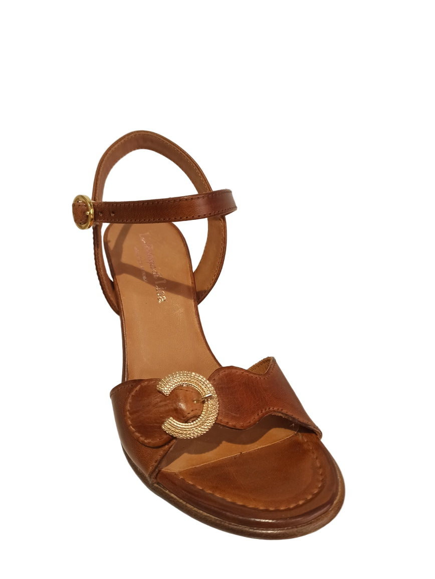 sandale à talon cuir de bovin camel boucle sur l'empeigne