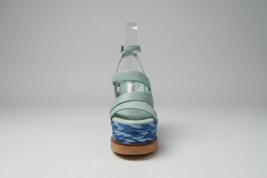 sandale compensée en cuir et résine façon raffia bleu ciel ref 5504
col bleu
hauteur talon (semelle comprise) 11 cms
compensé avant (semelle comprise) 4.5 cms
soit cambrure de 6.5 cms