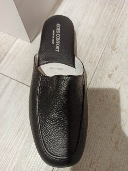 Découvrez nos chaussons homme cuir, une combinaison parfaite de confort et de style. Confectionnés avec un cuir noir de haute qualité, ces mules se distinguent par leur élégance et leur durabilité. Idéales pour se détendre à la maison ou pour des sorties décontractées, elles sont développées pour s'adapter à toutes les occasions.