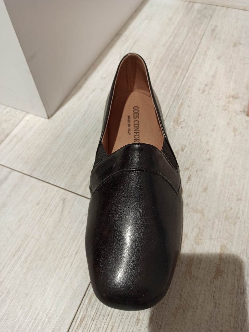 chaussons homme en cuir noir avec semelle en croûte de cuir et dos fermé vue de dessus
