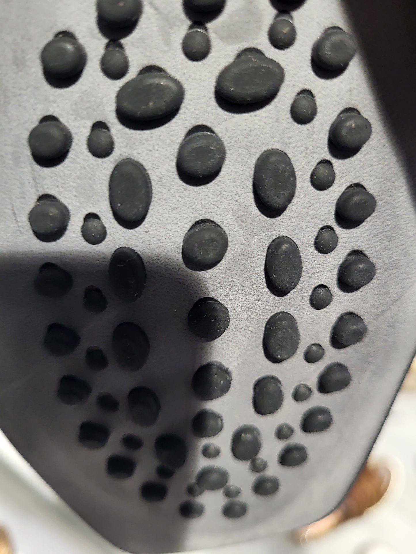 La sandale plate noire est ornée de strass gris, blanc et noir, ajoutant une touche de glamour à votre look quotidien. Grâce à son petit talon de 2 cm, vous pouvez profiter d'un confort optimal tout en restant tendance.
Voici pourquoi vous allez adorer cette sandale :
Confort exceptionnel : Vous rêvez d'une sandale qui allie style et confort ? Avec son desig