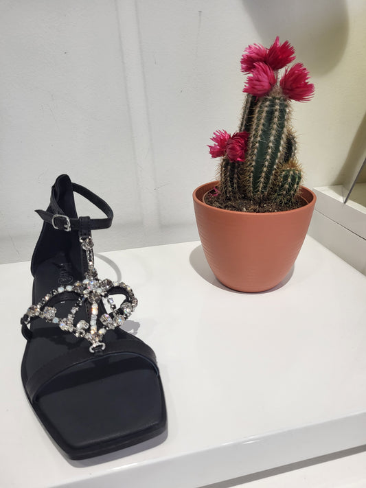 La sandale plate noire est ornée de strass gris, blanc et noir, ajoutant une touche de glamour à votre look quotidien. Grâce à son petit talon de 2 cm, vous pouvez profiter d'un confort optimal tout en restant tendance.
Voici pourquoi vous allez adorer cette sandale :
Confort exceptionnel : Vous rêvez d'une sandale qui allie style et confort ? Avec son desig