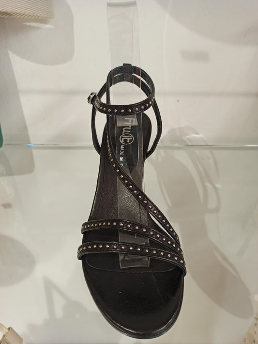 fru.it sandale escarpin à talon noir cloutée