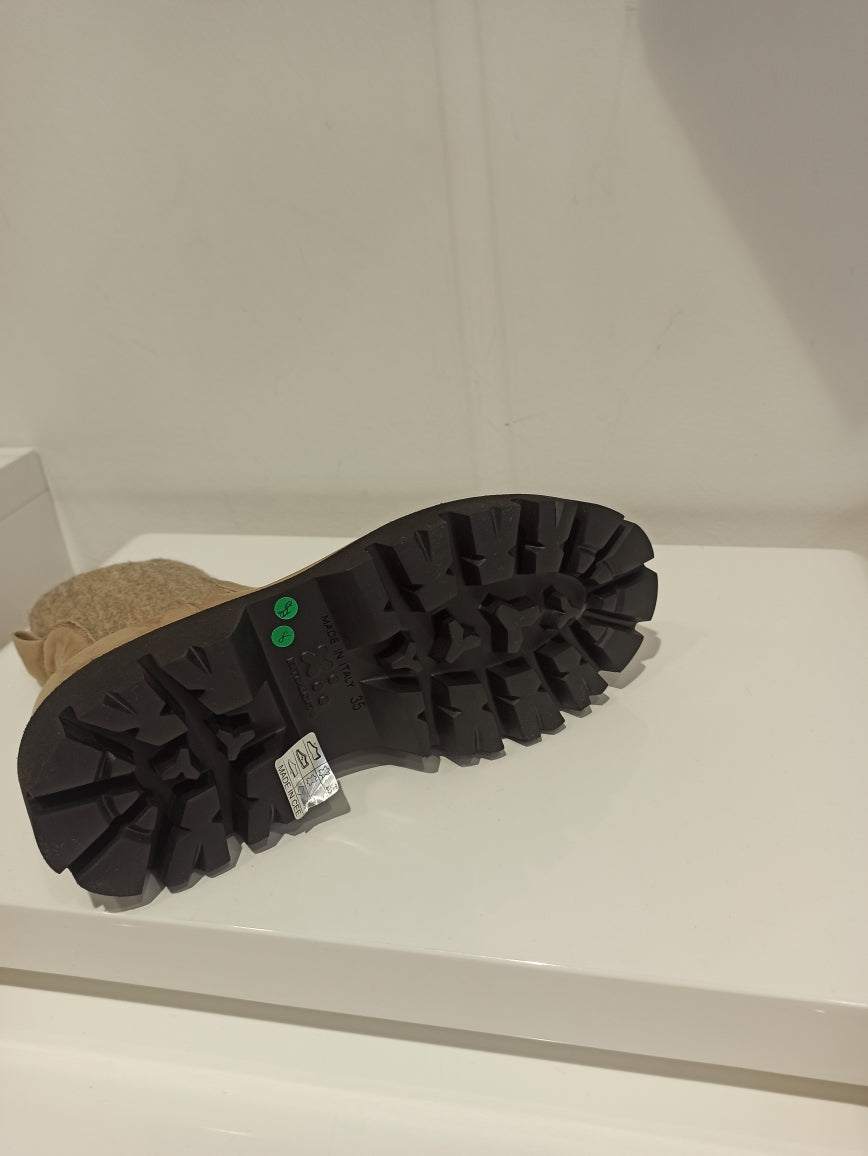 Style chelsea chic avec une semelle crantée pour une meilleure adhérence.
Confort optimal grâce à leur conception qui épouse parfaitement la forme de votre pied.
