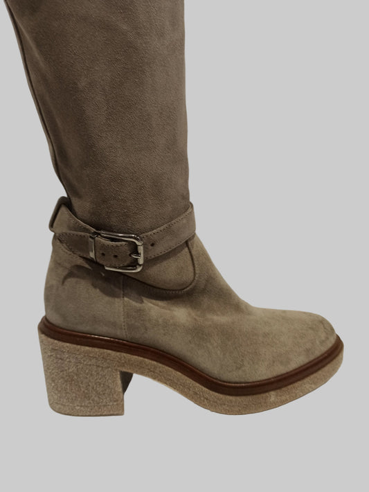 Découvrez l'élégance intemporelle avec ces bottes fru.it en cuir camoscio taupe. Leur semelle en gomme offre confort et adhérence au quotidien, tandis que la fermeture éclair assure un enfilage facile et rapide. Au cœur de leur design casual, ces bottes s'adaptent parfaitement à votre garde-robe urbaine. Que vous les portiez avec un jean ou une robe, elles apportent cette touche de sophistication décontractée qui fait toute la différence. Un incontournable pour celles qui cherchent style et praticité.