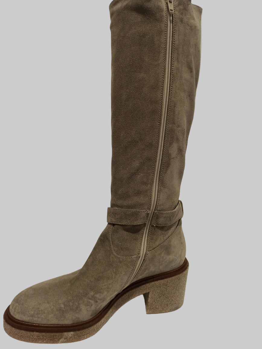 Découvrez l'élégance intemporelle avec ces bottes fru.it en cuir camoscio taupe. Leur semelle en gomme offre confort et adhérence au quotidien, tandis que la fermeture éclair assure un enfilage facile et rapide. Au cœur de leur design casual, ces bottes s'adaptent parfaitement à votre garde-robe urbaine. Que vous les portiez avec un jean ou une robe, elles apportent cette touche de sophistication décontractée qui fait toute la différence. Un incontournable pour celles qui cherchent style et praticité.