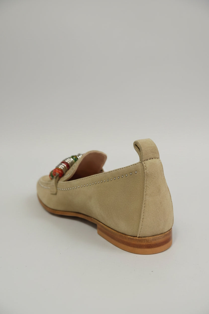 Découvrez les élégants mocassins vert tilleul, la chaussure parfaite pour allier confort et style. Conçus par le créateur réputé MAGASIN 11 BIS, ces mocassins sont une belle addition à toute garde-robe, idéale pour vos sorties décontractées ou vos journées au bureau.