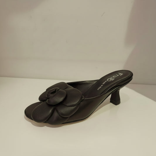L'élégance tout simplement!
En cuir foulard noir mule talon 5 cm habillée d'un délicat camélia ton sur ton 