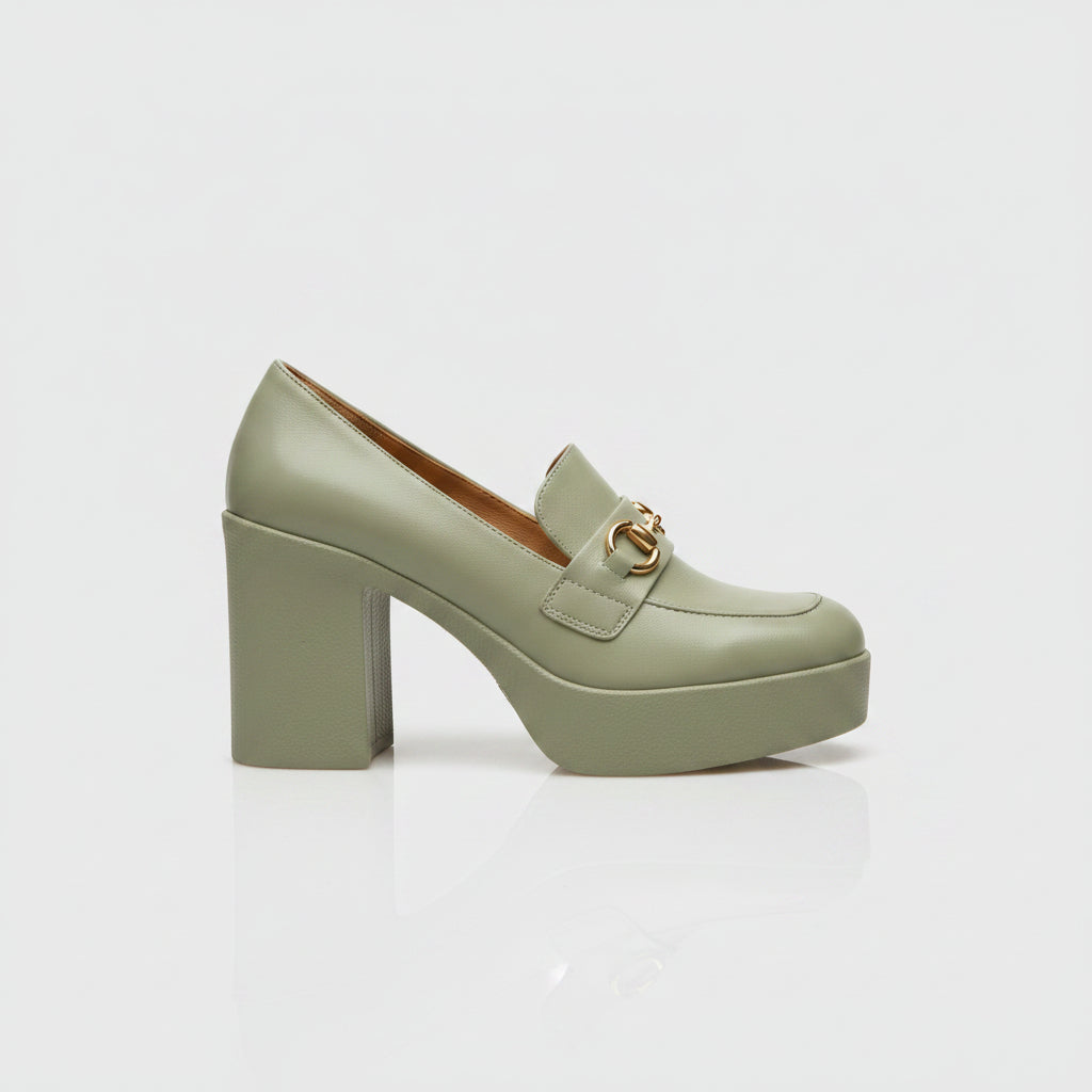 Style tendance et moderne qui s’harmonise aisément avec différentes tenues, du casual au chic.
Matériaux de qualité supérieure assurant durabilité et confort tout au long de la journée.
Optez pour ces mocassins talon femme et profitez d'une allure élégante sans compromettre le confort. Que ce soit pour un rendez-vous professionnel, une sortie entre amis ou m