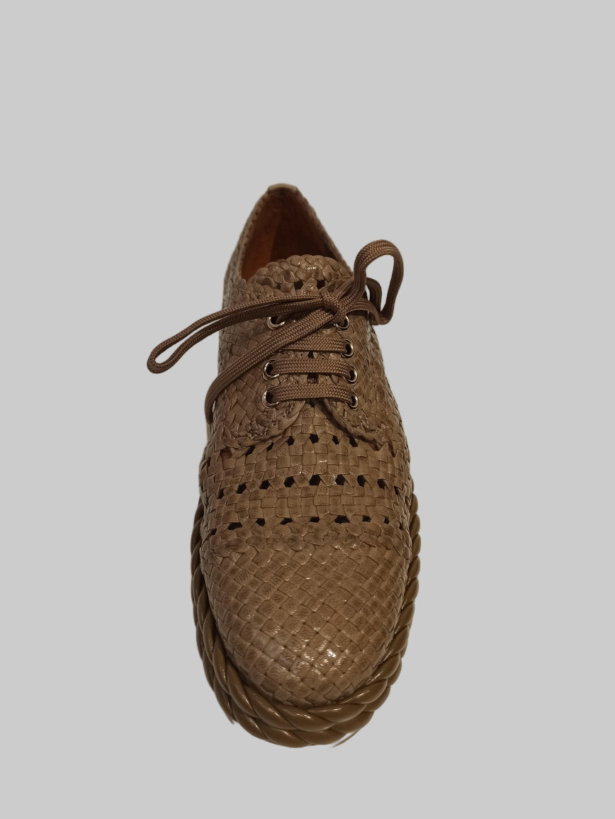 Découvrez les derbies Pons Quintana en cuir tressé main, alliant élégance artisanale et confort durable. Leur teinte taupe polyvalente s’adapte à toutes vos tenues tandis que la semelle en gomme anti-dérapante assure une adhérence optimale. Idéales pour un style raffiné en toute sécurité.