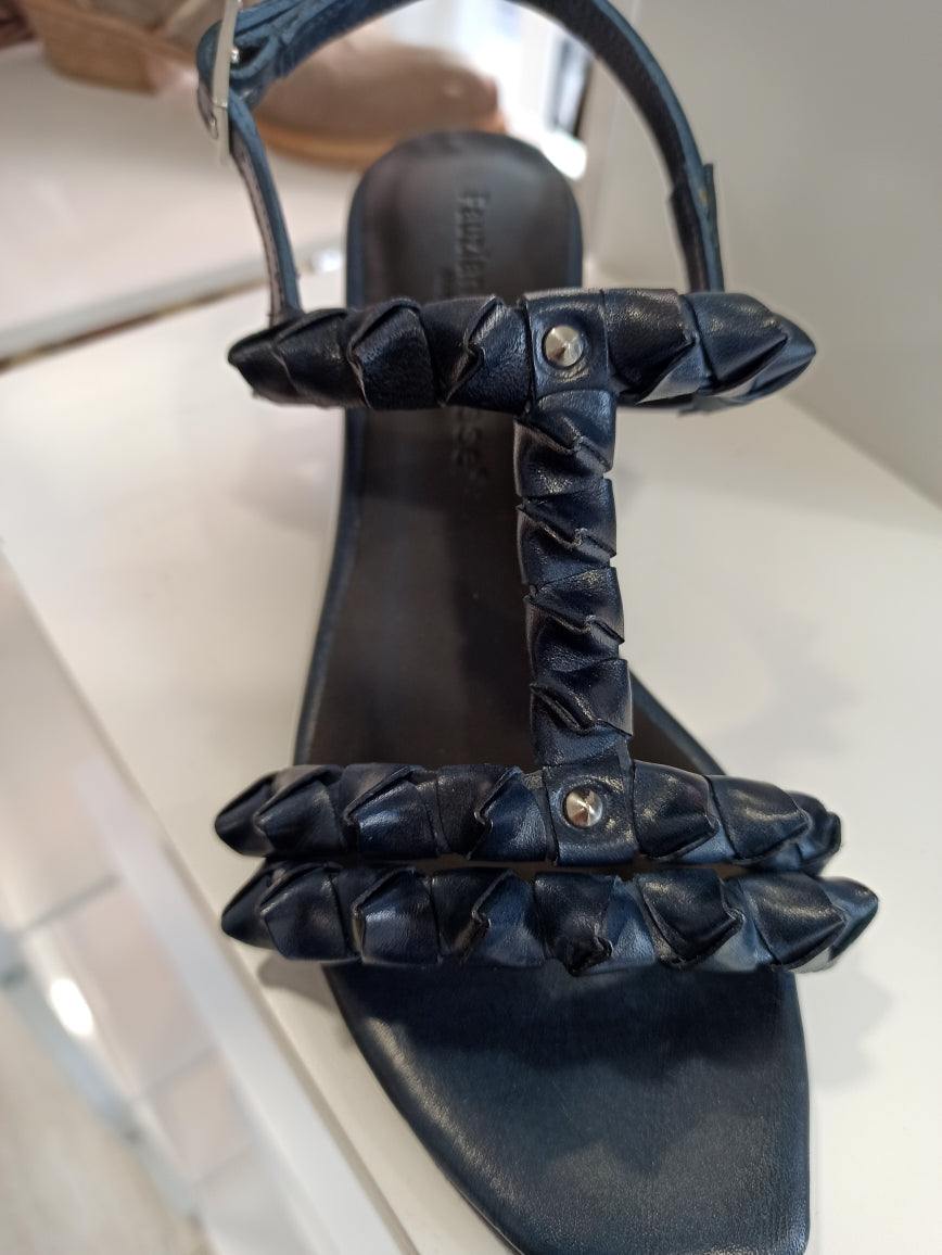 Les escarpins bleu océan ajoutent une couleur vive et tendance à n'importe quelle tenue, que ce soit pour une sortie en soirée ou une journée au bureau. Leur design intemporel et chic vous permet de les associer facilement avec vos vêtements préférés.