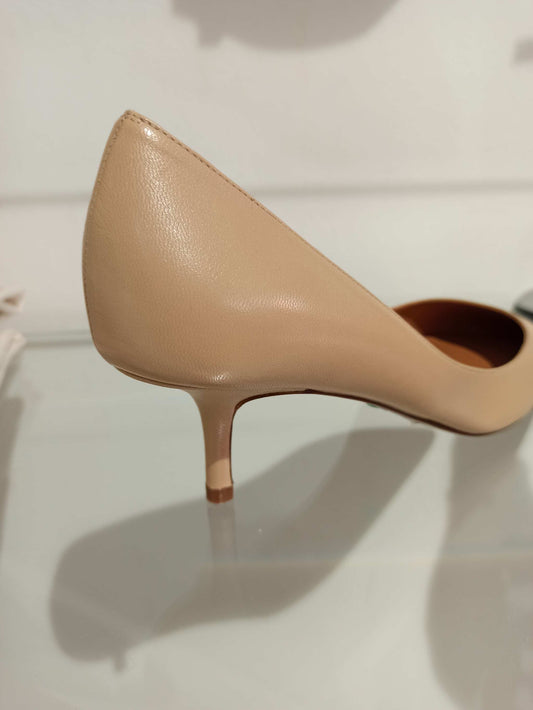 L'escarpin beige en cuir
hauteur talon : 5 cm
Un indispensable du dressing. il va avec tout