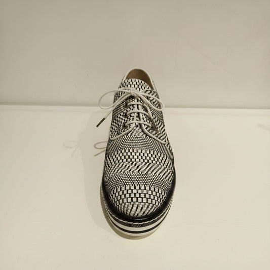 Les derbies en cuir tressé de Pons Quintana sont un choix incontournable pour ceux qui cherchent à allier style et confort. Fabriquées avec soin, ces chaussures se distinguent par leur design unique en cuir tressé, qui apporte une touche d'élégance à n'importe quelle tenue.