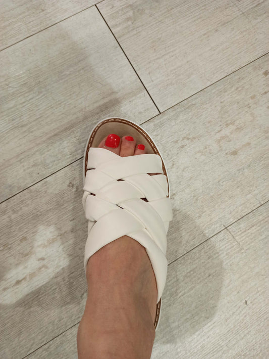 Découvrez les fru.it mules plate blanches, légères et confortables en 100% veau. Parfaites pour un style chic et un confort exceptionnel toute la journée.