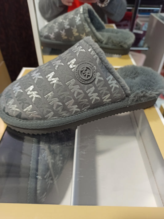 Les chaussons Janis disposent d'une semelle crantée, garantissant une adhérence optimale, tant à l'intérieur qu'à l'extérieur. Vous pouvez dire adieu aux glissades imprudentes sur les sols lisses. La douceur de la fourrure à l'intérieur procure une sensation de chaleur et de bien-être à chaque pas.
Semelle crantée pour une traction sûre.
Matériaux de haute q