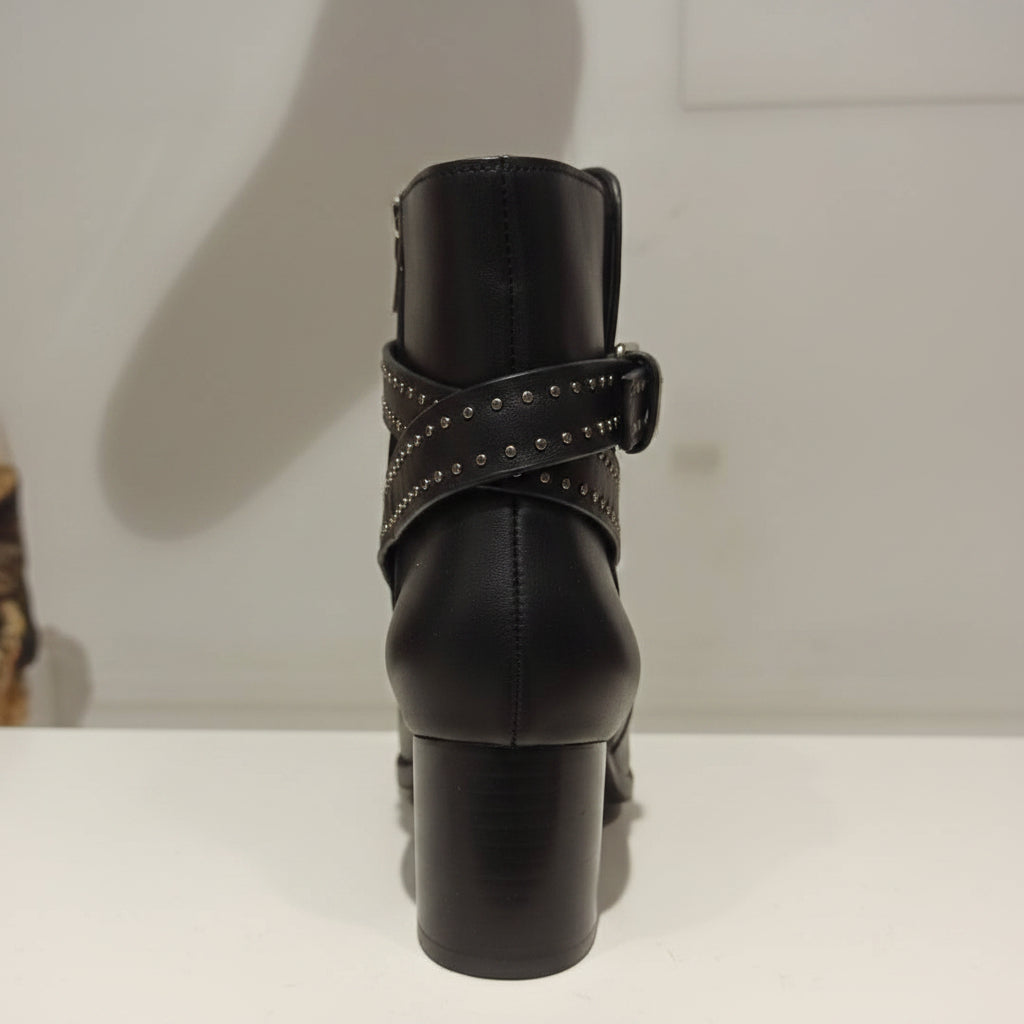 ttes talon carré se distinguent non seulement par leur design, mais également par leur fonctionnalité. Avec un bracelet de cheville clouté et réglable, vous pouvez personnaliser le maintien selon votre convenance. La fermeture éclair sur le côté intérieur facilite l'enfilage et le retrait, vous permettant de gagner du temps tout en restant élégante.
Les bott