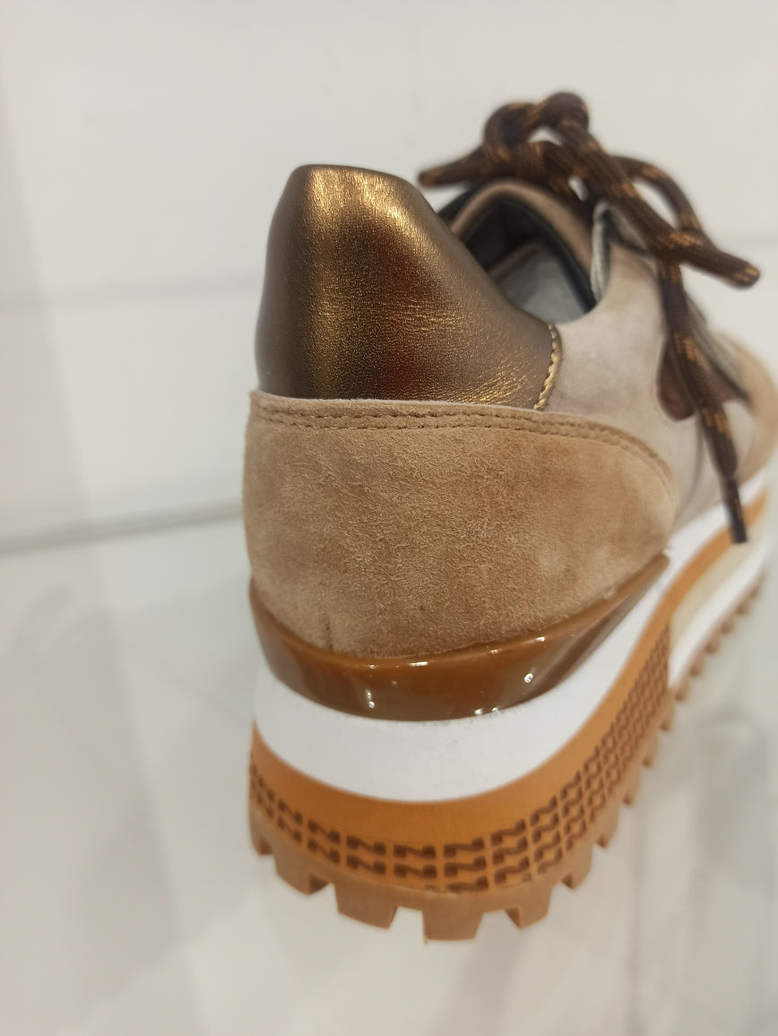 sur plateforme en cuir nubuck chocolat caramel beige
à lacet