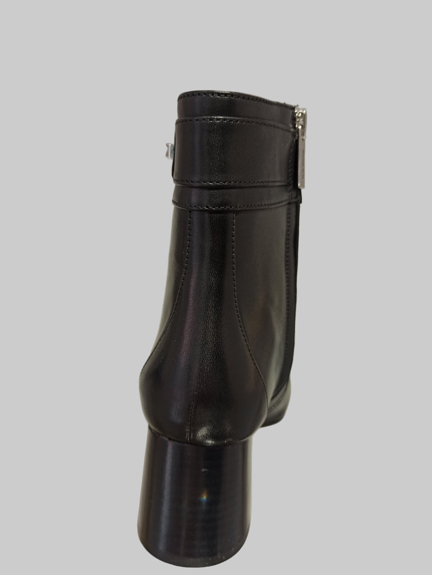 col noir
Découvrez l'élégance intemporelle de ces bottines Michael Kors noires au talon carré de 5 cm. Dotées d'une fermeture éclair intérieure pratique et d'une boucle argentée raffinée, elles allient style et fonctionnalité. Parfaites pour sublimer vos tenues au quotidien ou en soirée, ces bottines offrent le confort et la sophistication que vous recherchez.