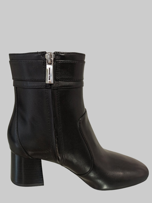 col noir
Découvrez l'élégance intemporelle de ces bottines Michael Kors noires au talon carré de 5 cm. Dotées d'une fermeture éclair intérieure pratique et d'une boucle argentée raffinée, elles allient style et fonctionnalité. Parfaites pour sublimer vos tenues au quotidien ou en soirée, ces bottines offrent le confort et la sophistication que vous recherchez.